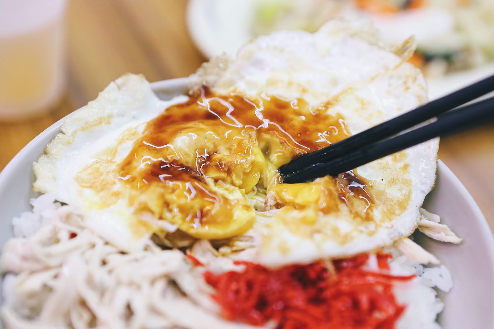 噽香鐵板燒便當｜台北中正區｜大碗雞肉飯加蛋僅需55元、清湯冰茶免費自取