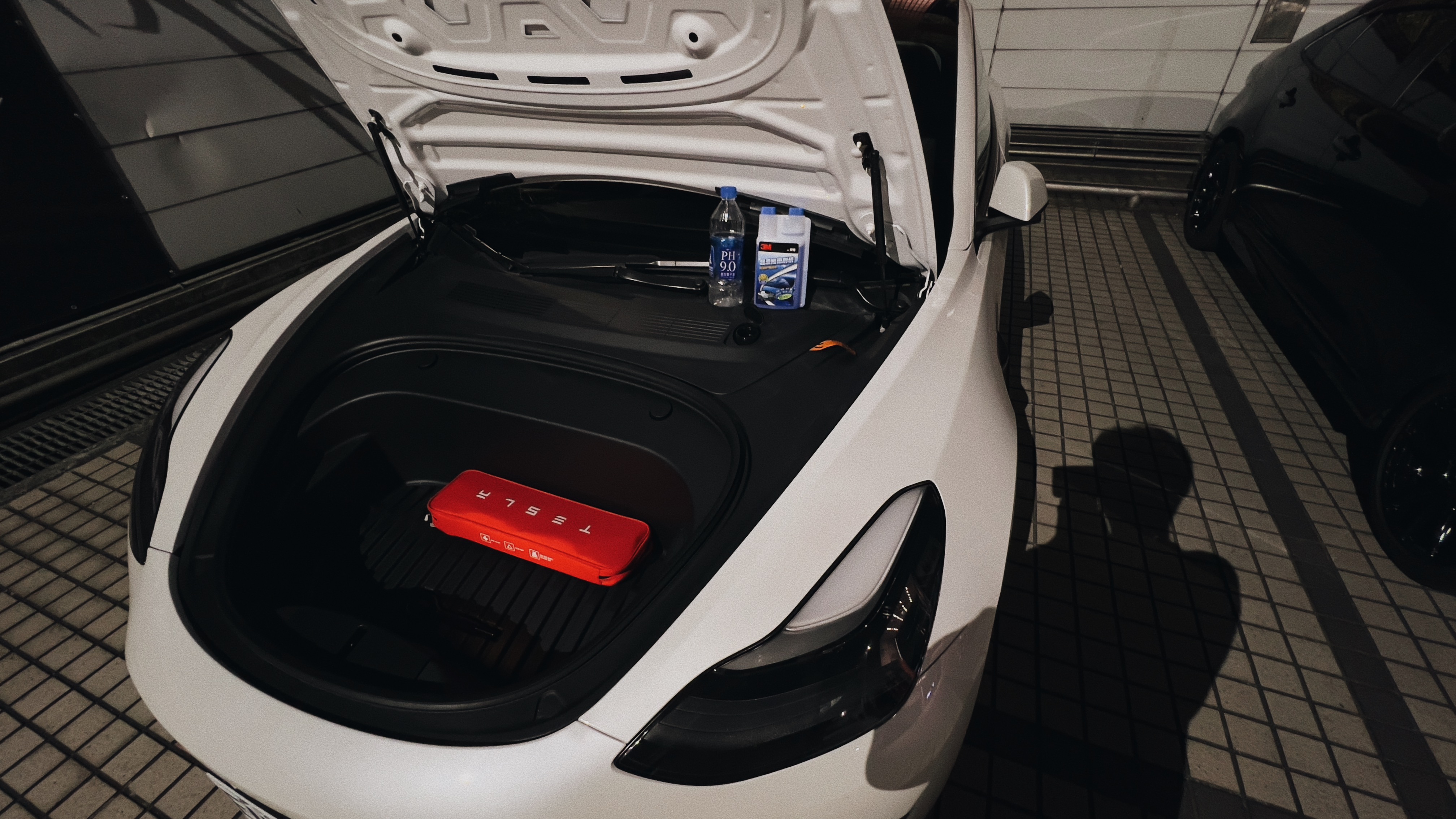 特斯拉 Model 3 Performance 一萬四千公里，第一次保養／費用紀錄｜雨刷水添加